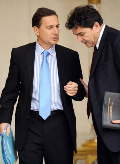 Éric Besson (izquierda) y el secretario de Estado de Asuntos Europeos, Pierre Lellouche, ayer a la salida del Elíseo.