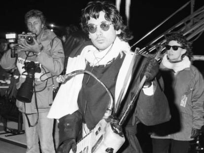 Jean Michel Jarre en una imagen de 1988 sujetando uno de sus instrumentos.