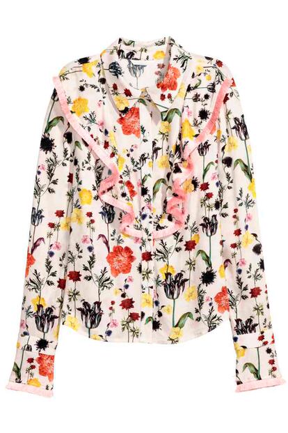 Blusa estampada con volantes de H&M. Perfecta para llevar con unos sencillos vaqueros (19,99 euros).