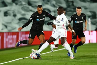 El jugador del Real Madrid Mendy disputa el balón con Alassane Plea.