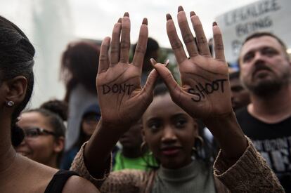 Una manifestante levanta las manos con el eslogan "No disparar" escrito en las palmas, durante una protesta en Charlotte, Carolina del Norte. 