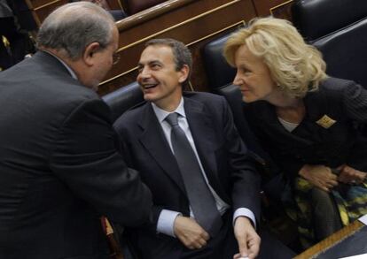 José Luis Rodríguez Zapatero, entre Pedro Solbes y Elena Salgado, el 12 de mayo de 2009.