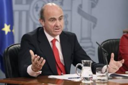 El ministro de Economa y de Competitividad, Luis de Guindos, durante la rueda de prensa posterior a la reunin del Consejo de Ministros hoy en el Palacio de La Moncloa, Madrid.