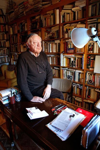 Antonio Martínez Sarrión (Albacete, 1939) fotografiado en 2010 en su casa de Madrid.