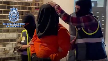La Policía traslada a un presunto yihadista detenido el 31 de octubre en Terrasa (Barcelona), en una imagen obtenida del vídeo difundido por Interior.