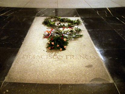 La tumba de Franco en el Valle de los Caídos, dos días antes del 30 aniversario de su muerte.