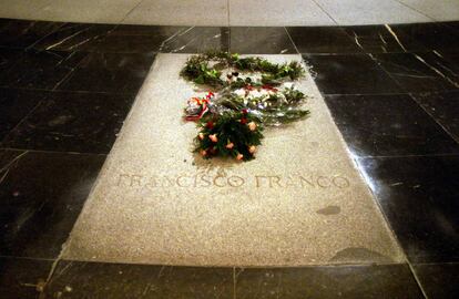 La tumba de Franco en el Valle de los Caídos, dos días antes del 30 aniversario de su muerte.