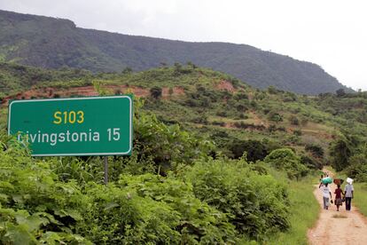 Desde Khondowe, una aldea que queda al nivel del lago Malaui en el país del mismo nombre, hasta la misión presbiteriana de Livingstonia, hay 15 kilómetros en ascenso que la mayoría de personas recorren a pie. 