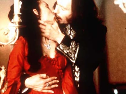 Winona Ryder y Gary Oldman, en una escena de 'Drácula de Bram Stoker' (1992), de Francis Ford Coppola.