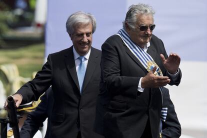 Mismos protagonistas que en 2010. El presidente saliente, José Mujica y el nuevo presidente Tabaré Vázquez, suben al escenario durante la ceremonia de traspaso de poderes en la Plaza Independencia, en el centro de Montevideo, el 1 de marzo de 2015.