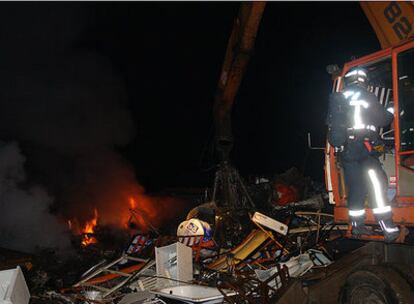 Los Bomberos de la Comunidad emplean maquinaria pesada para controlar el fuego.