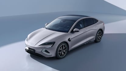 La berlina china BYD Seal mantiene su autonomía de más de 500 kilómetros y mejora el maletero, punto débil de los eléctricos