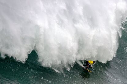 Uno de los participantes en el Illa Pancha Challenge, celebrado en la costa de Ribadeo y que congrega a 24 de los mejores surfistas de olas gigantes, dispuestos a cabalgar la onda conocida como O Panchorro, de más de diez metros, que se forma en esa zona, en las inmediaciones de la Illa Pancha, en Lugo.