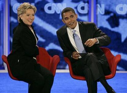 Los candidatos demócratas Hillary Clinton y Barack Obama en un momento del debate televisado.