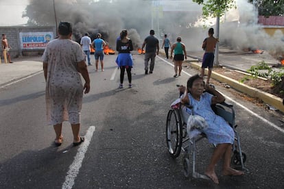 Protesters take to the streets of the city of Maracaibo after two days without electricity.