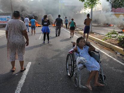 Protesters take to the streets of the city of Maracaibo after two days without electricity.