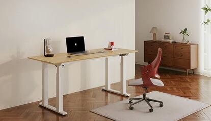 Escritorio FlexiSpot E7Q lite colocado en una habitación