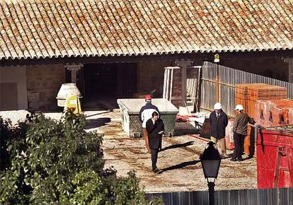 Vista exterior del Parador  de Toledo, ayer, tras el desplome que se produjo en su interior.