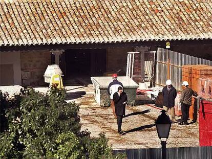 Vista exterior del Parador de Toledo, ayer, tras el desplome que se produjo en su interior.