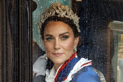 Kate Middleton, en la carroza que la lleva junto a su esposo, el príncipe Guillermo (heredero al trono británico), y sus tres hijos de regreso al palacio de Buckingham tras la ceremonia.