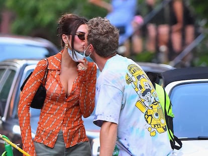 Emily Ratajkowski besa a Sebastian Bear-McClard en las calle de Nueva York el año pasado.
