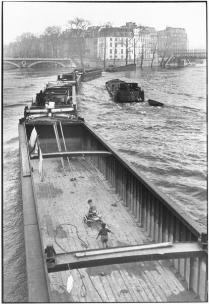 La barcaza de los niños, París, 1959