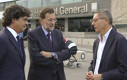 Mariano Rajoy, Jorge Moragas y Alberto Ruiz-Gallardón ayer ante las puertas del hospital de La Paz.