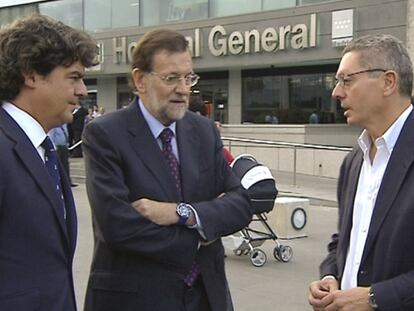 Mariano Rajoy, Jorge Moragas y Alberto Ruiz-Gallardón ayer ante las puertas del hospital de La Paz.