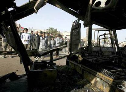 Dos atentados en Bagdad se han saldado hoy con, al menos, 15 muertos. Uno de ellos lo provocaba un terrorista suicidad que hacía explotar el autobús en el que viajaba.