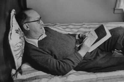 Vladimir Nabokov escribe en un cuaderno en su cama en 1958. 