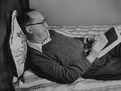 Vladimir Nabokov escribe en un cuaderno en su cama en 1958. 