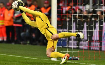 Oblak detiene el penalti a M&uuml;ller.