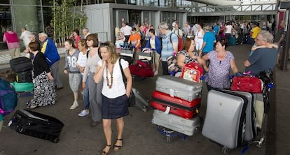 Turistas en los accesos al aeropuerto de M&aacute;laga este verano.