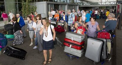 Turistas en los accesos al aeropuerto de Málaga este verano.