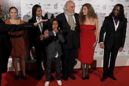 Carlos Saura (en el centro), junto a Farruquito (a la izquierda), Estrella Morente (a la derecha), el niño El Carpeta y otros artistas, ayer por la tarde antes de la gala en la que fue proyectada <i>Flamenco, flamenco.</i>
