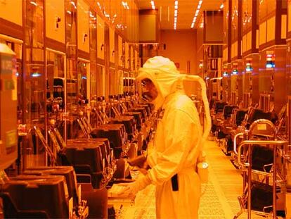 Un ingeniero, en la nueva fábrica de Intel en Leixlip (Irlanda).