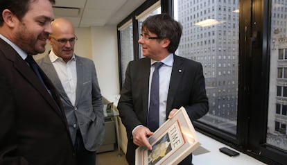 Carles Puigdemont y Ra&uuml;l Romeva (primero y segundo por la derecha), durante su visita a la delegaci&oacute;n de la Generalitat en Nueva York.