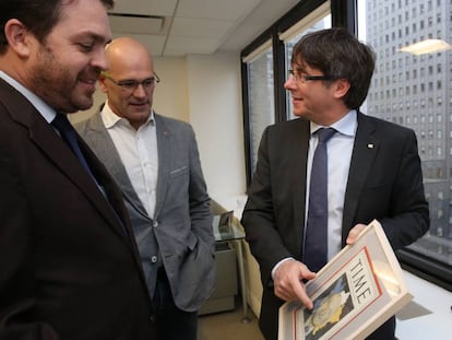 Carles Puigdemont y Ra&uuml;l Romeva (primero y segundo por la derecha), durante su visita a la delegaci&oacute;n de la Generalitat en Nueva York.