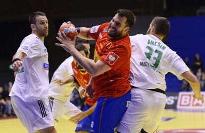 Andreu trata de lanzar ante Hungría.