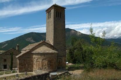 Exterior de la iglesia de San Pedro de Lárrede (Sabiñánigo, Huesca) con su torre, en una foto de archivo.