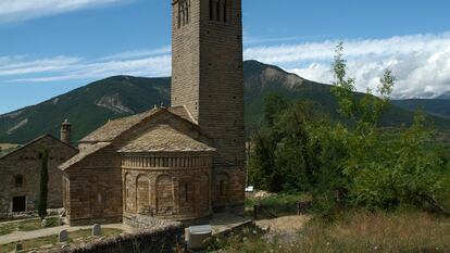 Exterior de la iglesia de San Pedro de Lárrede (Sabiñánigo, Huesca) con su torre, en una foto de archivo.