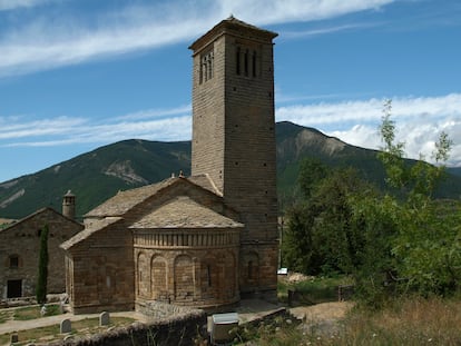 Exterior de la iglesia de San Pedro de Lárrede (Sabiñánigo, Huesca) con su torre, en una foto de archivo.