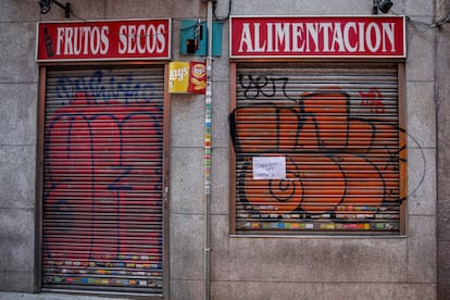 Exterior de un negocio de alimentación cerrado por vacaciones durante un mes, en Madrid.