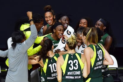 Las jugadoras del Seattle Storm celebran su victoria contra Los Angeles Sparks el pasado 4 de septiembre.