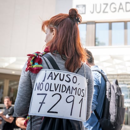 Varias personas en una concentración exigen verdad justicia y reparación para las víctimas del covid-19 en las residencias, con pancartas de las 7291 muertes, frente a los Juzgados de Plaza Castilla, a 26 de mayo de 2025, en Madrid (España). El Juzgado de Instrucción 3 de Madrid ha citado a declarar como investigados a un exasesor sanitario y a dos exaltos cargos del Gobierno de la Comunidad de Madrid por los protocolos utilizados durante la pandemia de Covid-19 en las residencias. Se reabre así a petición de la Fiscalía Provincial de Madrid una causa que había sido archivada provisionalmente casi tres años antes.
26 MAYO 2025;ALTO CARGO;VÍCTIMAS;
A. Pérez Meca / Europa Press
26/05/2025