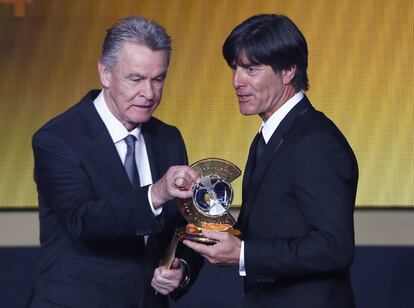 Hitzfeld entrega el galardón a mejor entrenador al alemán Joachim Löw.