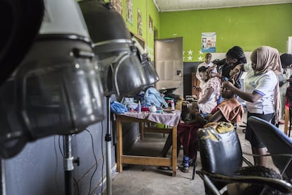 Alguns dos ofícios oferecidos por este centro é o de cabeleireiro e estética, escolhido principalmente por mulheres adolescentes. Algumas delas já são mães e devem frequentar a escola com os filhos para não faltar às aulas. Outras profissões oferecidas são: informática, instalações eletrônicas e elétricas, moda e design, restauração, forjamento, mecânica, encanamento, alvenaria, decoração e organização de eventos, administração e administração de empresas e negócios.