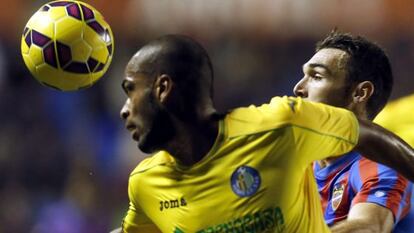 Naldo disputa un bal&oacute;n con Barral.