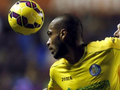 Naldo disputa un bal&oacute;n con Barral.