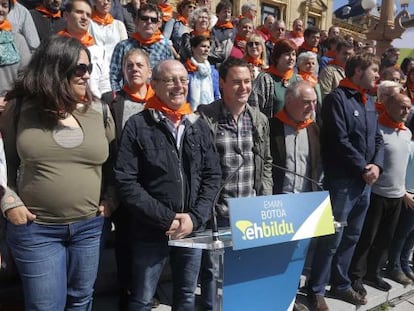 Hasier Arraiz acompaña al candidato a la alcaldía de San Sebastián, Juan Karlos Izagirre, este lunes en un acto en la capital guipuzcoana.